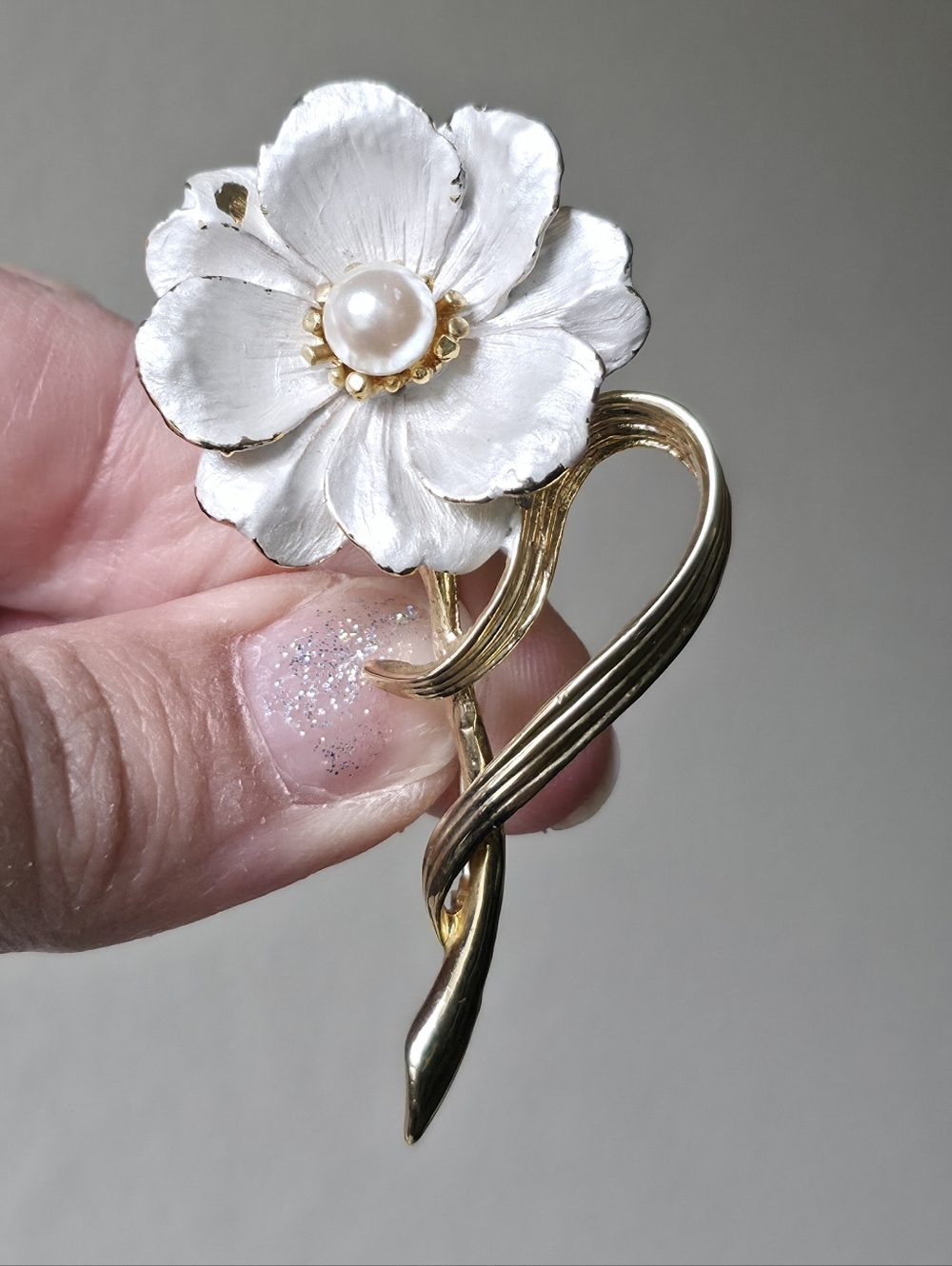 Vintage White Enamel Flower Brooch Gold Tone Faux Pearl